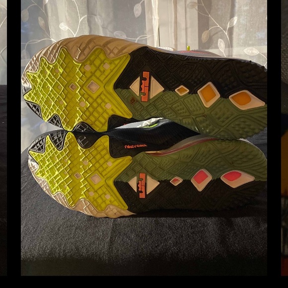 Lebron 18 bugs vs marvin - Picture 4 of 7